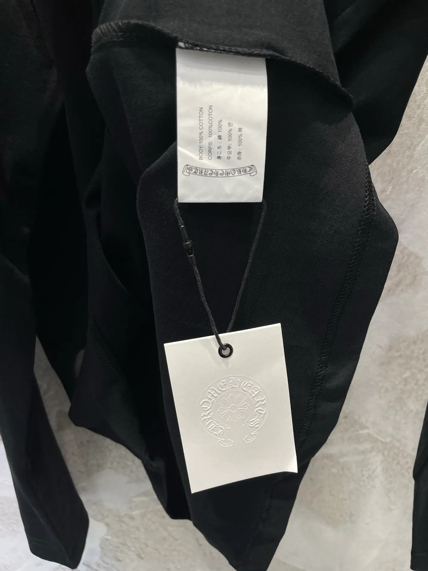 P370 Chrome Hearts Black Cross Flower Silver Button Henley Collar Long Sleeve, 220G pure cotton fabric, soft and comfortable, perfect for autumn and winter! Antique silver cross flower buttons on the front + cross flower print on the arms, full of gothic dark style. It has a slim fit and is suitable for both men and women. It looks cool when worn with overalls or jeans, and can be easily worn for daily outings and street wear. Customized accessories + complete three standards, detail control is a must! Size SIZE: S M L